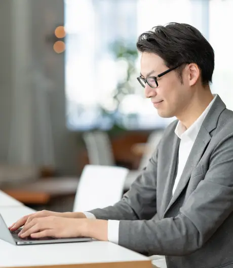 パソコンを見ている男性