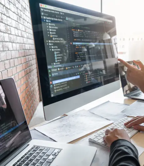 プログラミングしている写真