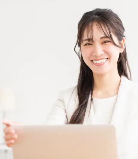 パソコンと笑っている女性
